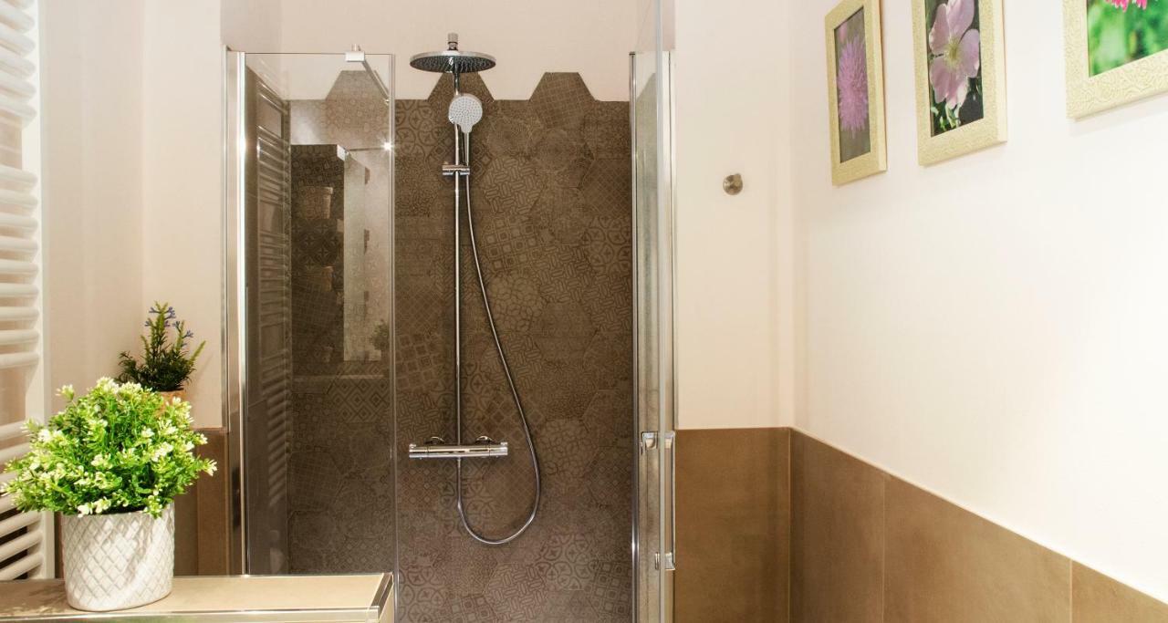 Flowers Apartment Joivy 25 كومو المظهر الخارجي الصورة